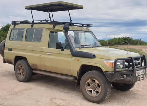4x4 Land Cruiser safari vehicle